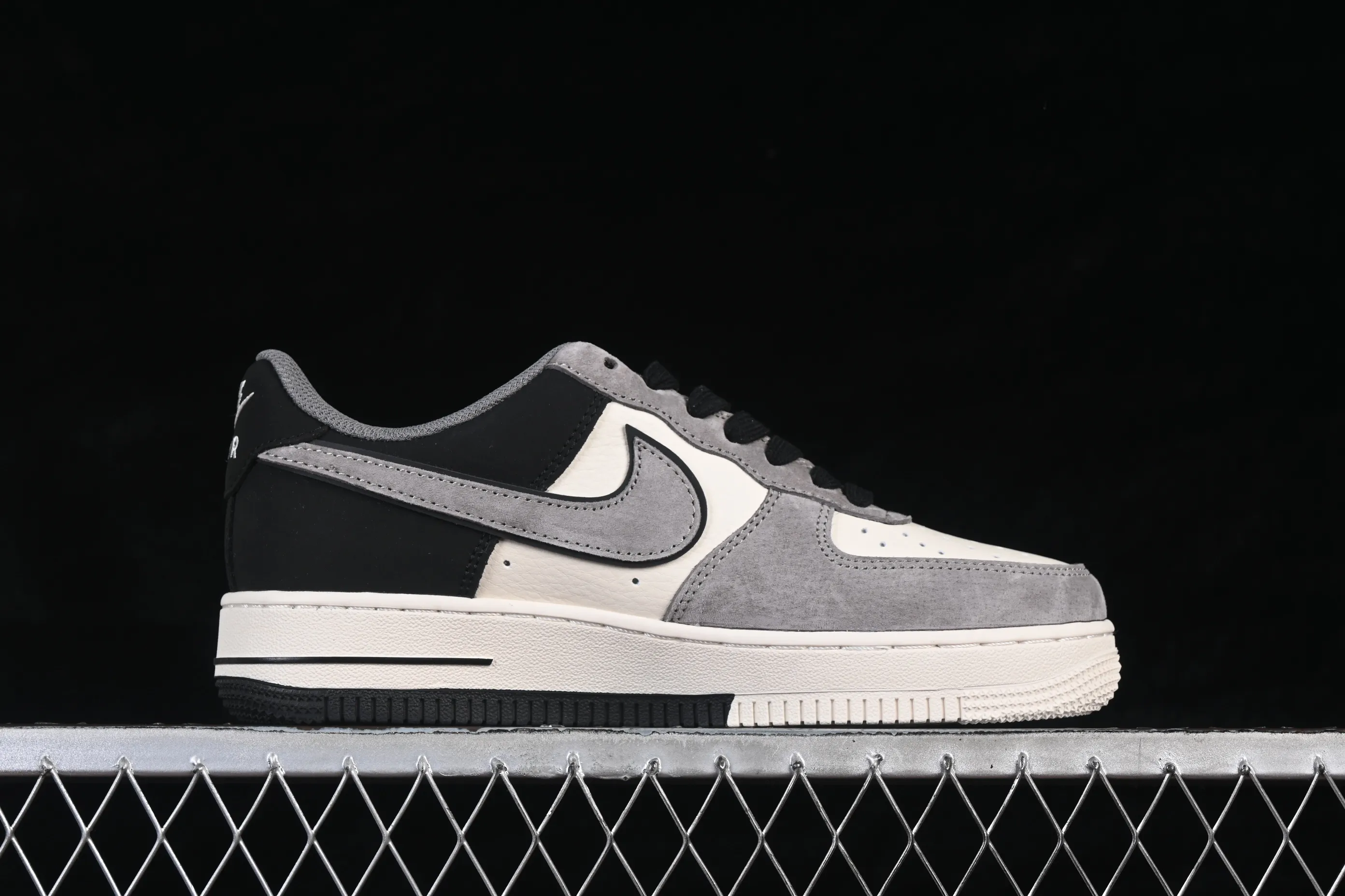 All categories Nk Air Force 1 Air Force series Nk Air Force 1 Low Air Force low-top Nike Air Force 1'07 Low Violent Bear joint black and gray stitching Air Force 1 low-top casual sneakers XD9314-611